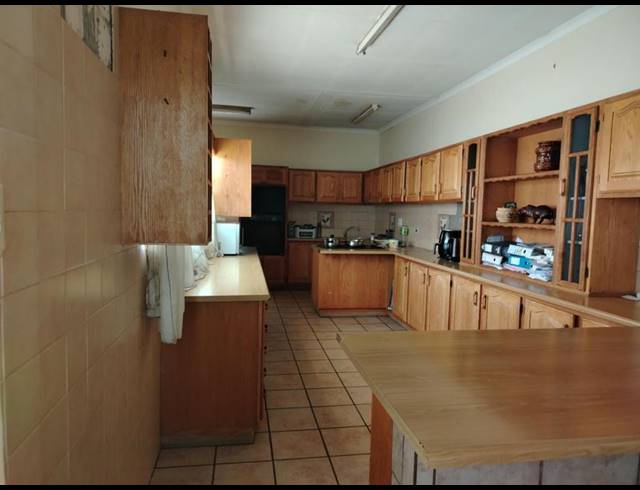 5 BEDROOM HOUSE FOR SALE IN PENINA PARK